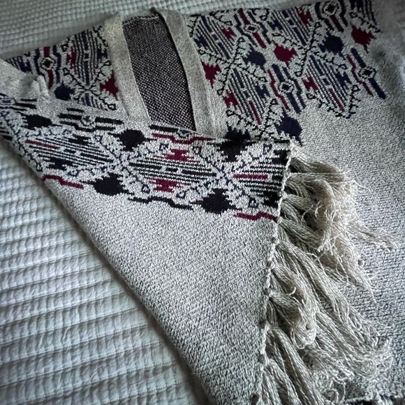 Poncho - Picture 5 of 6